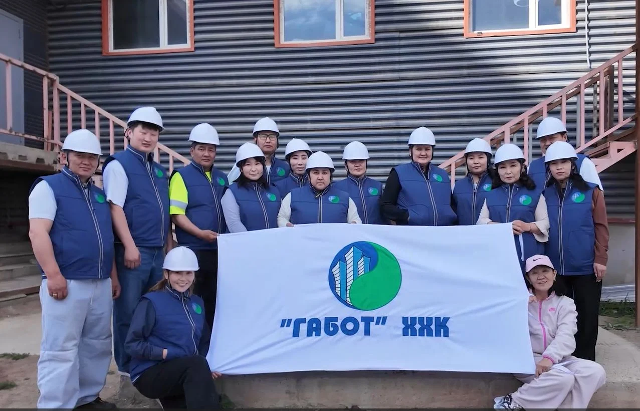 “Габот” ХХК-ийн хамт олон байгууллагын тугтайгаа.